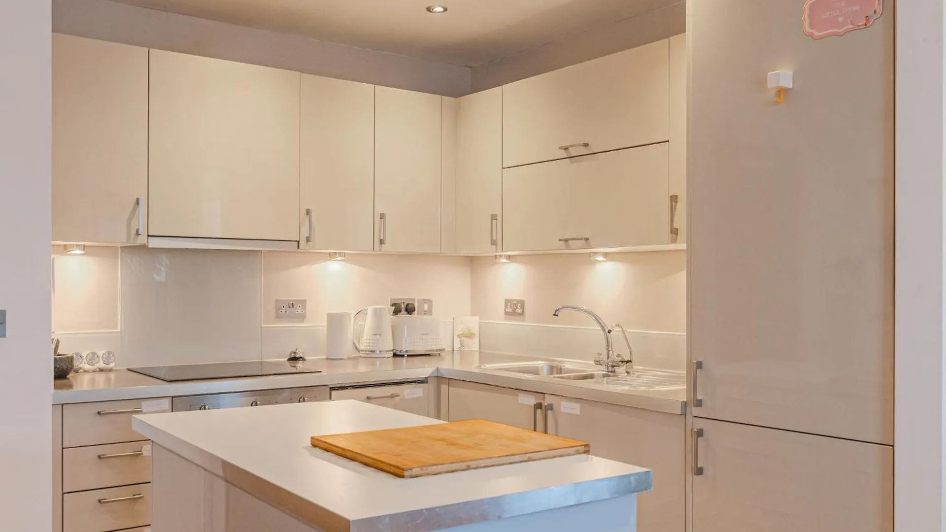 Apartment Lovely 1Br Flat, 10Min Langdon Park Dlr Station London