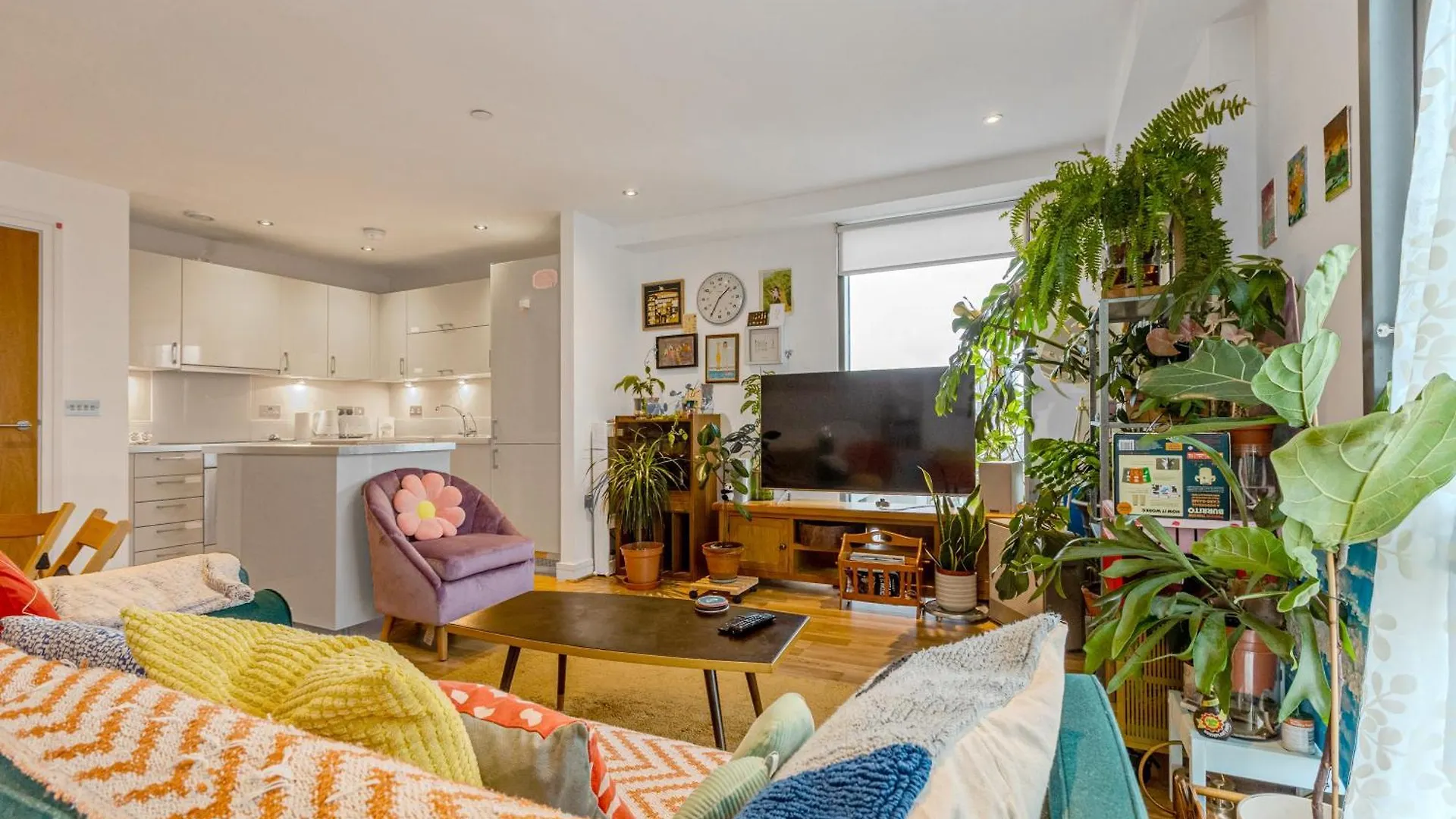 Lovely 1Br Flat, 10Min Langdon Park Dlr Station contacts
